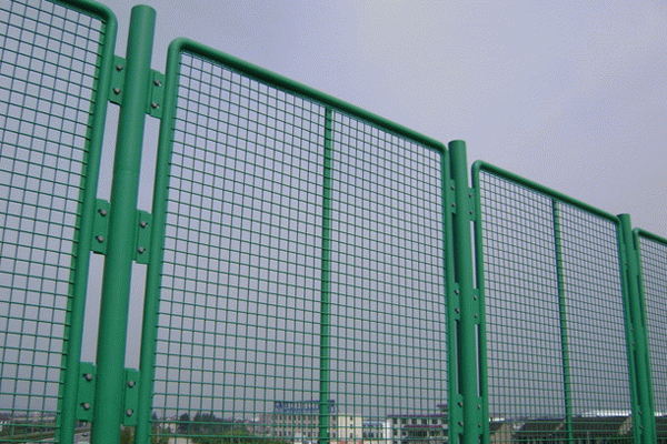 電焊網(wǎng)片需要很好的生產(chǎn)設(shè)備